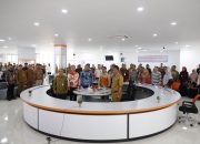 Bupati Karimun Iskandarsyah, Sekda bersama Forkopimda menyanyikan Indonesia saat peresmian MPP oleh Menpan RB secara Virtual. 