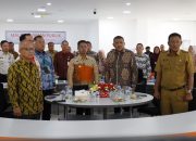 Bupati Karimun Iskandarsyah, Sekda bersama Forkopimda menyanyikan Indonesia saat peresmian MPP oleh Menpan RB secara Virtual.