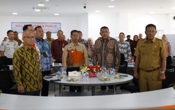 Bupati Karimun Iskandarsyah, Sekda bersama Forkopimda menyanyikan Indonesia saat peresmian MPP oleh Menpan RB secara Virtual.