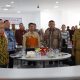Bupati Karimun Iskandarsyah, Sekda bersama Forkopimda menyanyikan Indonesia saat peresmian MPP oleh Menpan RB secara Virtual. 