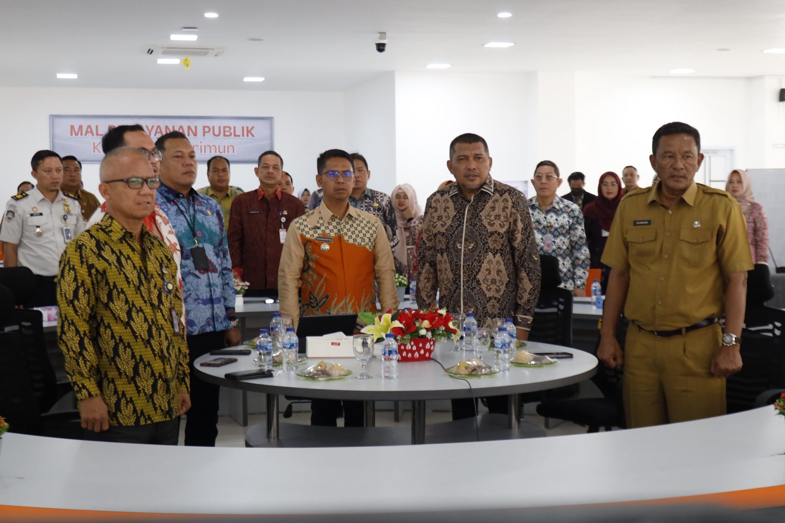 Bupati Karimun Iskandarsyah, Sekda bersama Forkopimda menyanyikan Indonesia saat peresmian MPP oleh Menpan RB secara Virtual. 