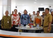 Bupati Karimun Iskandarsyah, Sekda bersama Forkopimda menyanyikan Indonesia saat peresmian MPP oleh Menpan RB secara Virtual