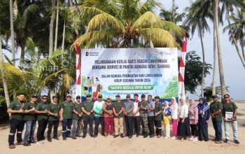 PT Timah Tanam Pohon dan Bersihkan Pantai Asmara Dewi, Wujudkan Pesisir Lestari di Kundur Barat