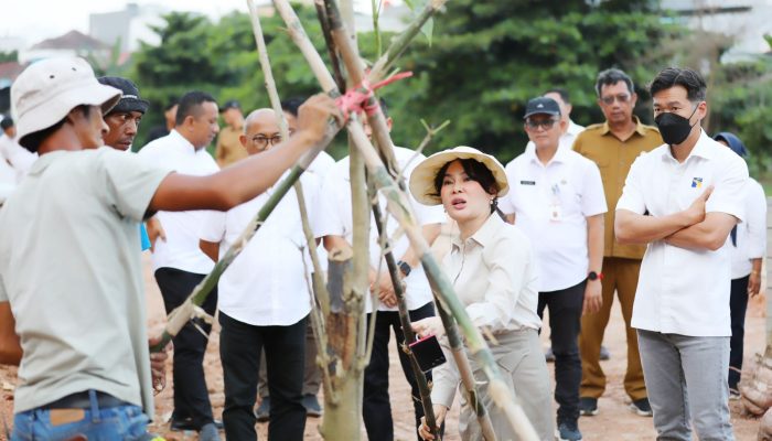Li Claudia Tanam Pohon, Awali Penataan DAS Baloi Indah Jadi Taman Kota