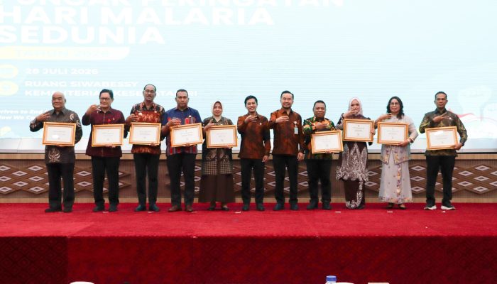 Deby Terima Sertifikat Eliminasi Malaria dari Kementerian Kesehatan RI