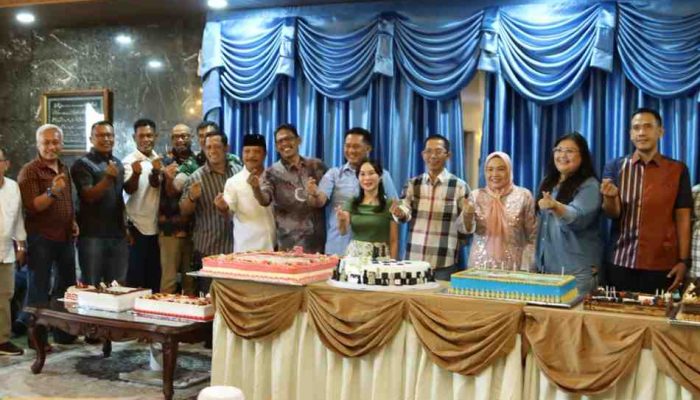 Pimpinan DPRD Kota Batam Hadiri Doa Syukuran Milad ke-58 Wali Kota Amsakar Achmad, Serahkan Cinderamata Karikatur