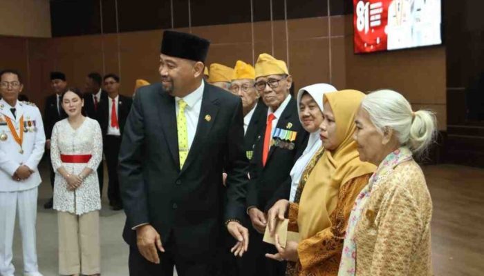 Pimpinan dan Anggota DPRD Batam Ikuti Detik-Detik Proklamasi HUT ke-81 RI Secara Daring, Berikan Penghargaan untuk Para Veteran