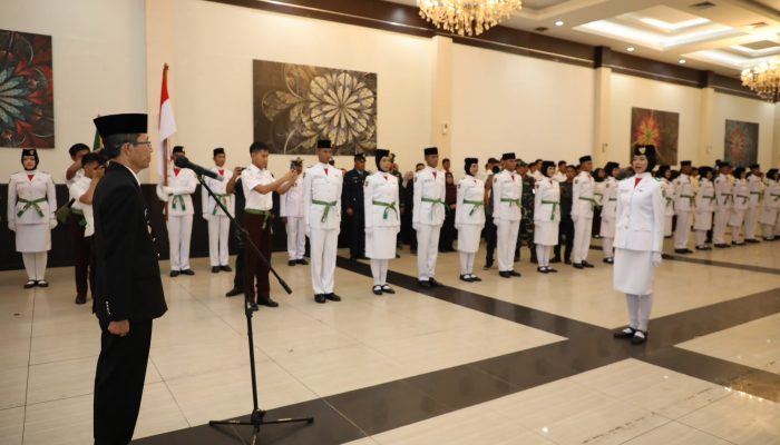Amsakar Kukuhkan 50 Paskibraka Batam, Tekankan Disiplin dan Nilai Pancasila